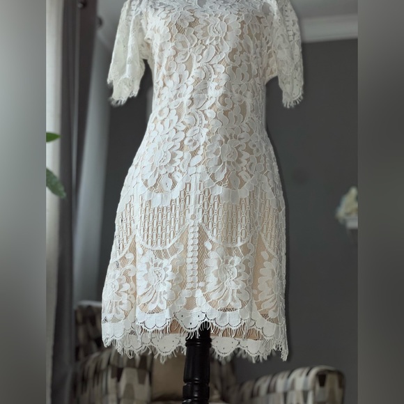 🩷 LULUS lace cream colored dress - sheer lined size medium - Picture 8 of 12